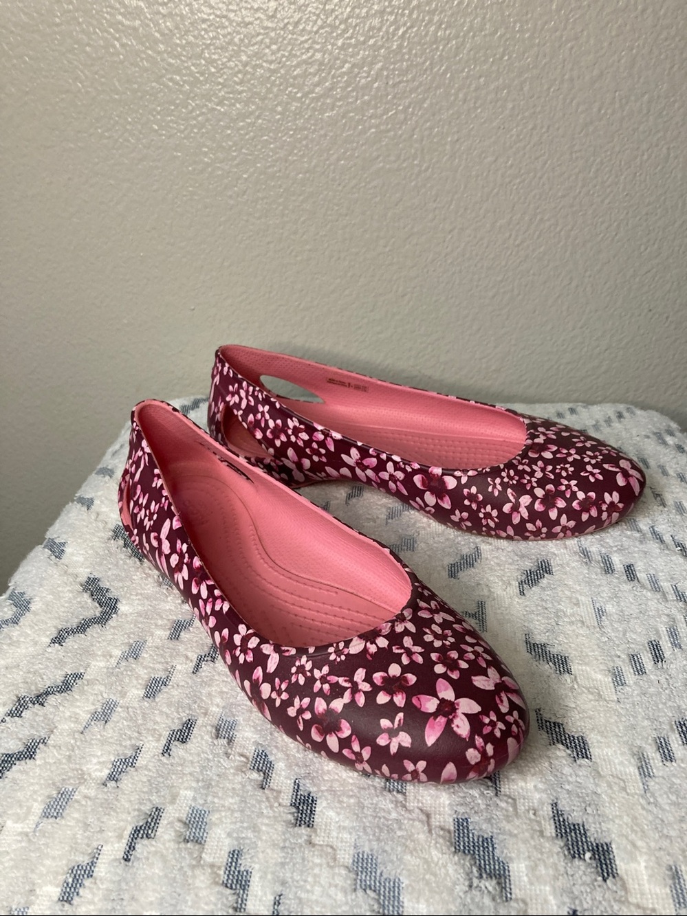 Crocs Eve Tropical Slip-On Ballet Flats Floral cutout Bellies Vacation  sz 7